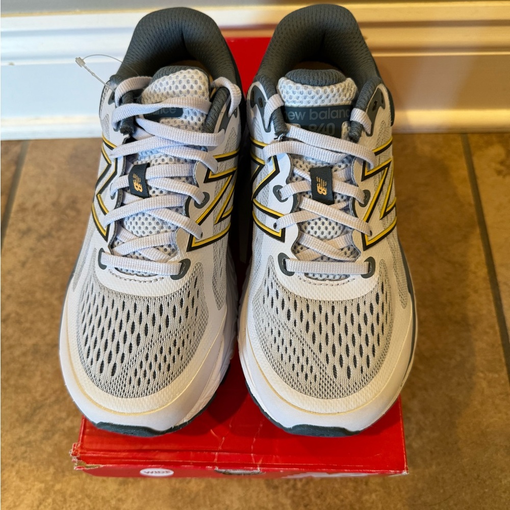 NewBalance Women’s NEW Size 5 Wide Sneakers Style # 840LA5 in box